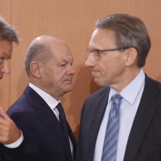 Vizekanzler Robert Habeck (Grüne; li.), Bundeskanzler Olaf Scholz (SPD) und der neue Bundesfinanzminister Jörg Kukies (SPD; re.).