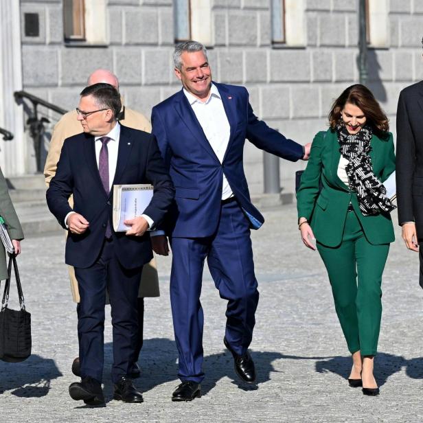 Politiker vor dem österreichischen Parlament