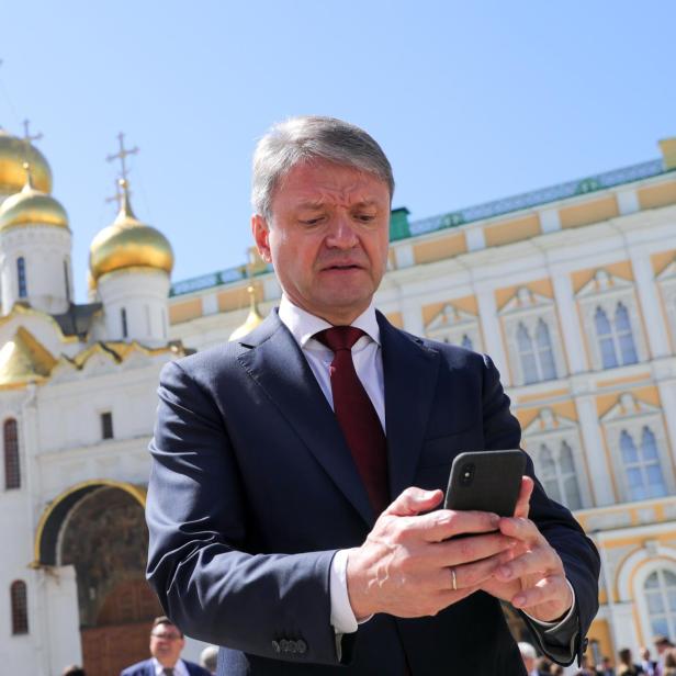 Alexander Nikolajewitsch Tkatschow vor einer orthodoxen Kirche