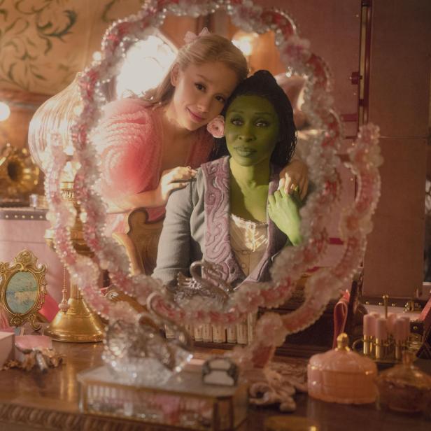 Ariana Grande spielt Glinda und Cynthia Erivo ist Elphaba in WICKED unter der Regie von Jon M. Chu