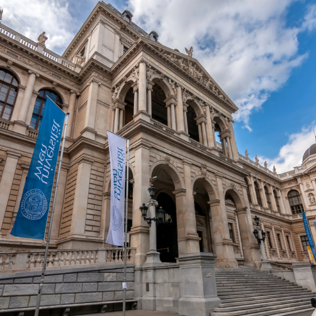 Die Fassade des Hauptgebäudes der Uni Wien