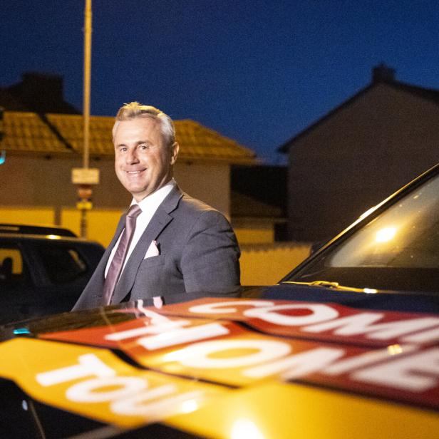 Norbert Hofer vor einem Auto, gebrandet mit seiner Comeback-Tour