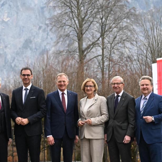 Die Landeshauptleute beim Gruppenfoto in Traunkirchen im November 2024