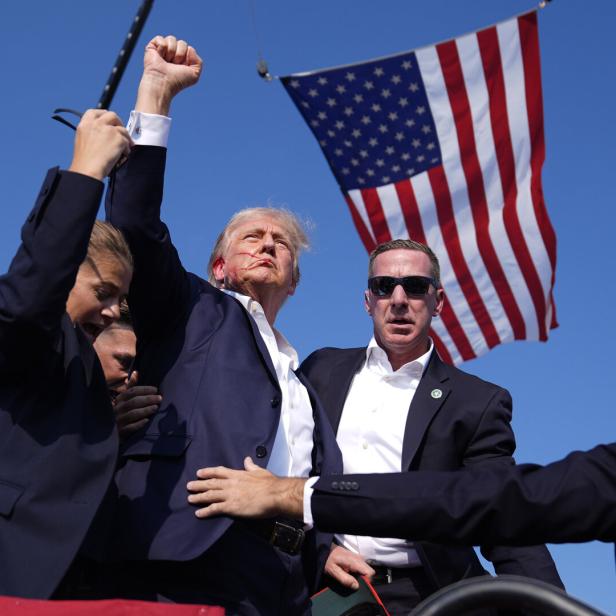 Donald Trump wurde von einem Streifschuss am Ohr verletzt - und zur politischen Ikone.