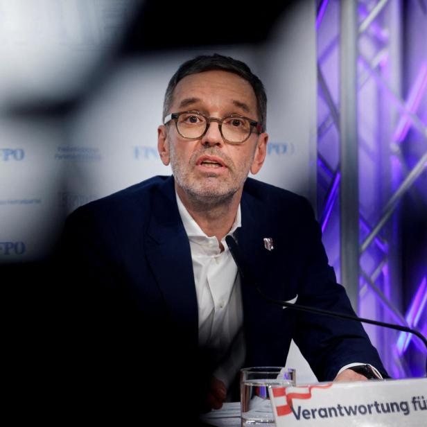 Der Vorsitzende der Freiheitlichen Partei (FPÖ), Herbert Kickl, addressiert am 7. Januar 2025 die Öffentlichkeit. 