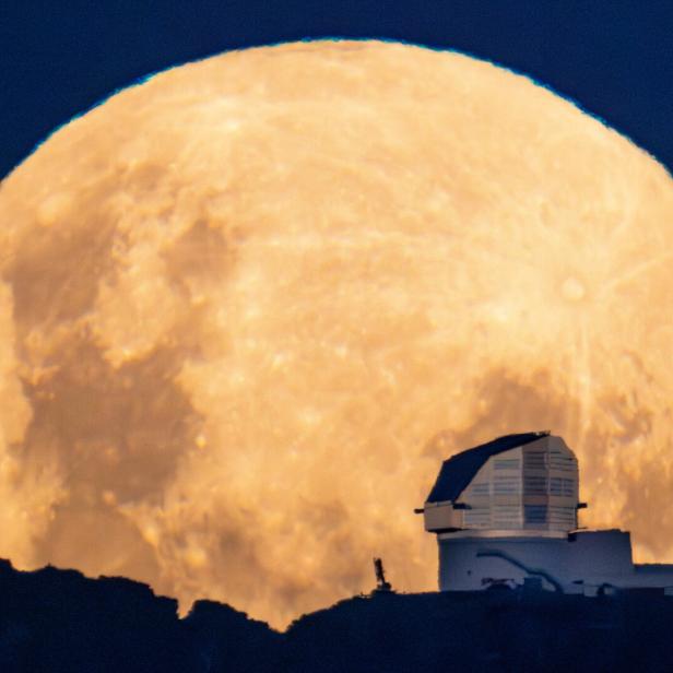 Vor allem private Unternehmen wollen heuer zum Erdtrabanten. Hier im Vordergrund das Vera Rubin Observatorium, deren Forschende endlich Planet Neun finden wollen.