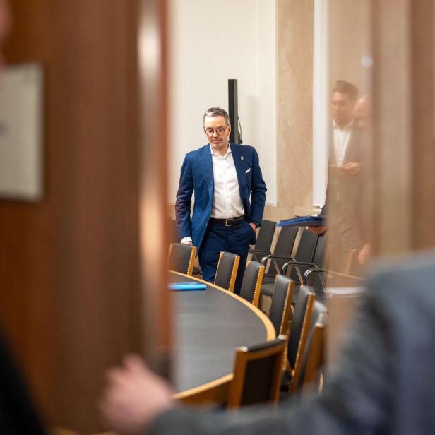 Im Bild: FPÖ-Chef Herbert Kickl am Montag, 10. Februar 2025, vor Beginn von Koalitionsgesprächen im Parlament in Wien.