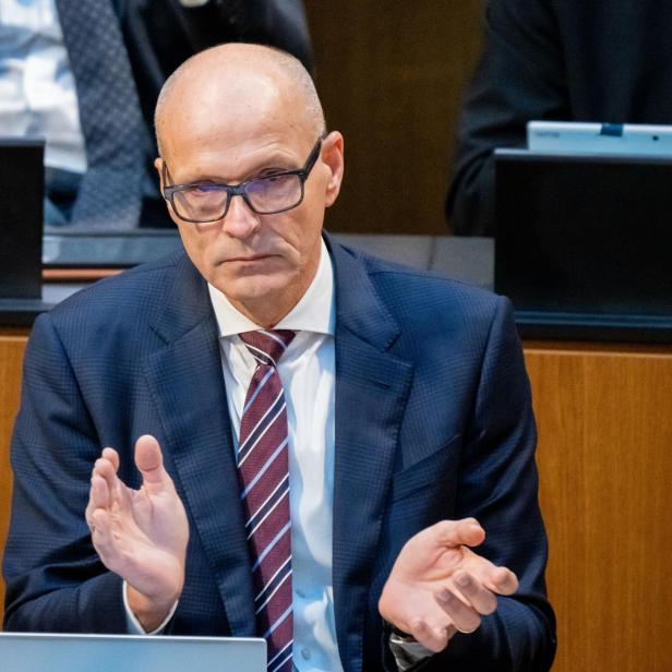 Ein Mann, der Abgeordnete Stefan,  klatscht im Parlament