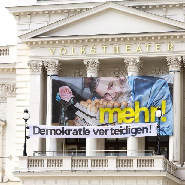 Transparent, Demo zur Verteidigung der Demokratie am Volkstheater in Wien, Österreich