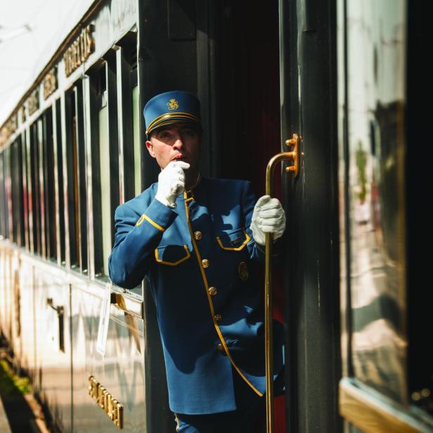 Der Venice Simplon Orient-Express ist der „König der Züge“ und so etwas wie ein rollendes Grand Hotel. Preispunkt: ab 4.600 Euro p. P./Nacht in der historischen Luxuskabine.Infos: belmond.com