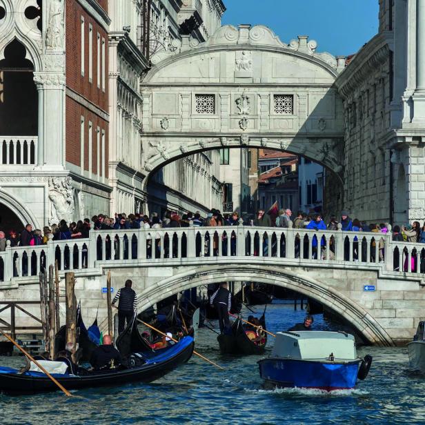 Venedig. Die unter den Besuchermassen ächzende Lagunenstadt hat gerade die Eintrittsgelder für Tagestourist:innen verdoppelt. Ob das etwas nützt, ist fraglich.