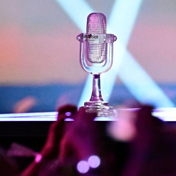 Eurovision Song Contest 2025: Gläsernes Mikrofon steht auf der Bühne