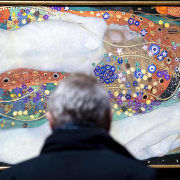 Ein Besucher betrachtet das Gemälde „Wasserschlangen II“ des österreichischen Malers Gustav Klimt (1862-1918) am 2. Februar 2023 im Belvedere Museum. 