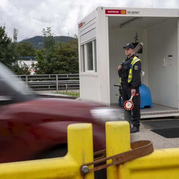 10.09.2024, Bayern, Kiefersfelden: Polizisten kontrollieren am Grenzübergang Kiefersfelden den aus Österreich kommenden Verkehr. Die Bundesinnenministerin hat vorübergehende Kontrollen an allen deutschen Landesgrenzen angeordnet zur Begrenzung der irregulären Migration sowie dem Schutz der inneren Sicherheit vor den aktuellen Bedrohungen durch den islamistischen Terrorismus und vor grenzüberschreitender Kriminalität.