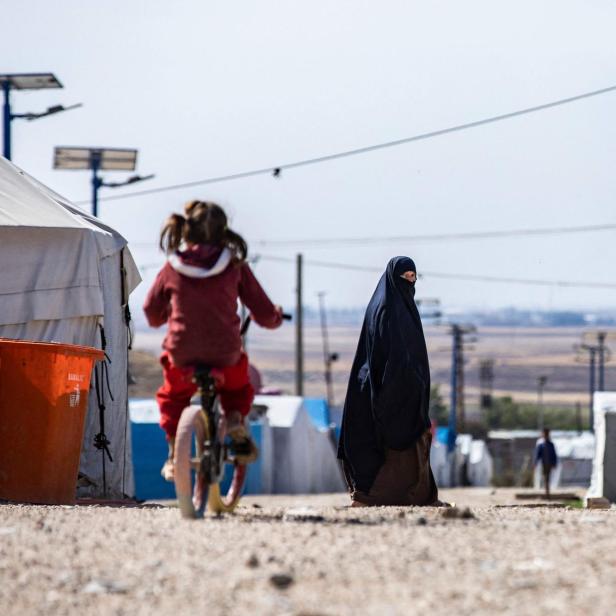 Menschen laufen am 8. Oktober 2023 im Camp Roj umher, wo Angehörige von Personen festgehalten werden, die im Verdacht stehen, der Terrormiliz Islamischer Staat (IS) anzugehören, auf dem Land in der Nähe von al-Malikiyah (Derik) in der nordöstlichen syrischen Provinz Hasaka.