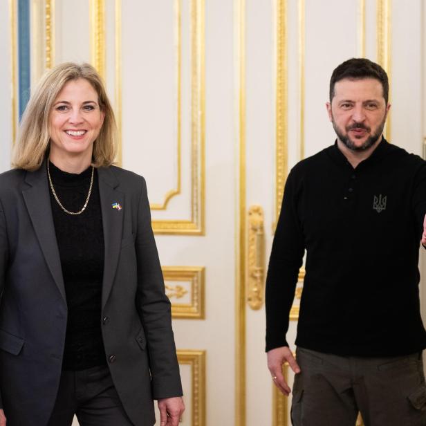 Beate Meinl-Reisinger und der ukrainische Präsident Wolodymyr Selenskij posieren in seinem Kabinett. 