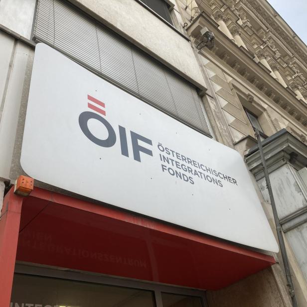 Das Schild des Österreichischen Integrationsfonds (ÖIF) an einem Gebäude.