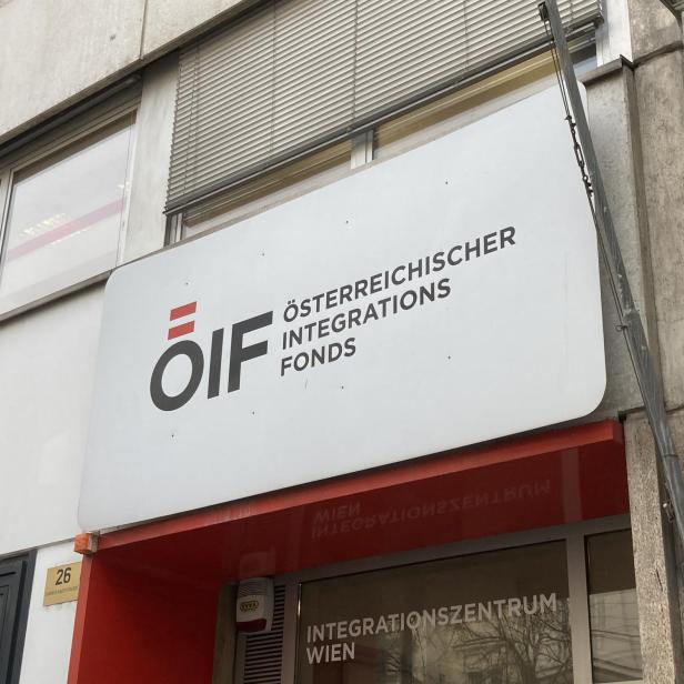 Das Schild des Österreichischen Integrationsfonds (ÖIF) an einem Gebäude in Wien.
