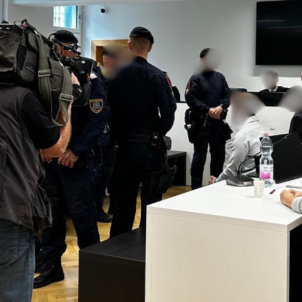 Das Medieninteresse im Gerichtssaal 303 ist groß. Auf der Beschuldigtenbank sitzen die beiden Angeklagten, Emir K. und Schamil G.