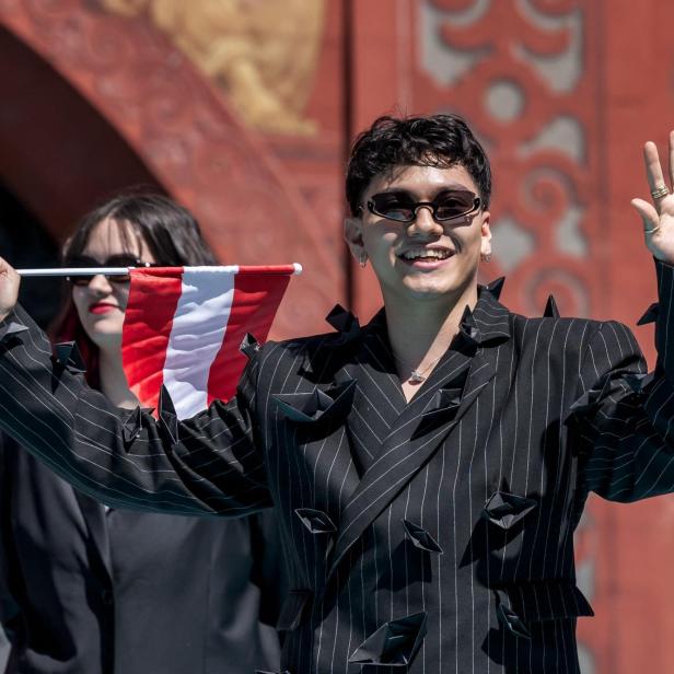 Eurovision Song Contest 2025 Kandidat JJ schwenkt die österreichische Flagge