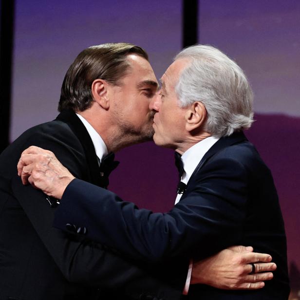 Preisträger De Niro begrüßt seinen Laudator