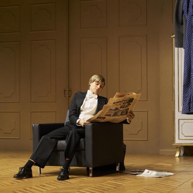 Mavie Hörbiger in Elfriede Jelineks Posse „Burgtheater”