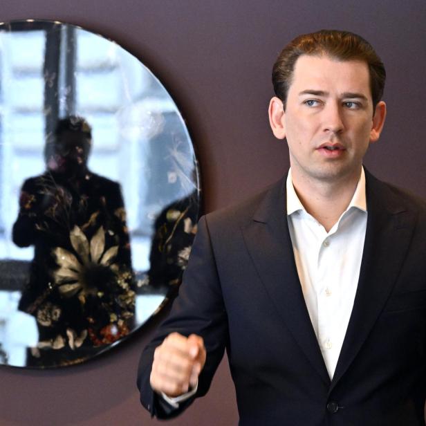 Sebastian Kurz vor einem Spiegel mit seiner Spiegelung.