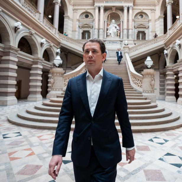 Sebastian Kurz im Justizpalast. Hinter ihm die Treppe mit der Statue der Justitia.