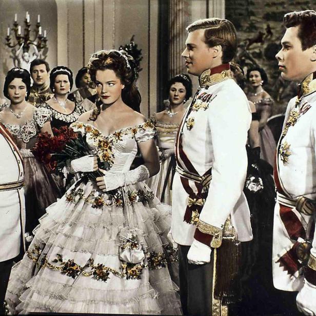 Romy Schneider als Kaiserin Elisabeth und Karlheinz Böhm als ihr Gatte Kaiser Franz Joseph von Österreich in einer Szene der "Sissi"-Filmtrilogie (undatierte Filmszene). 