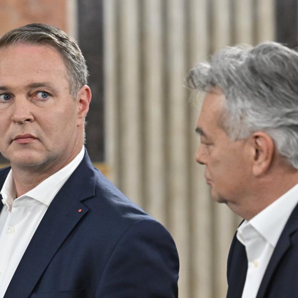 Misstrauen und Regierungskritik: Vizekanzler & Kulturminister Andreas Babler blickt seinen Vorgänger Werner Kogler an NR-WAHL: WAHLZENTRALE / BABLER / KOGLER