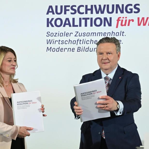 Bettina Emmerling und Michael Ludwig halten das Regierungsprogramm 