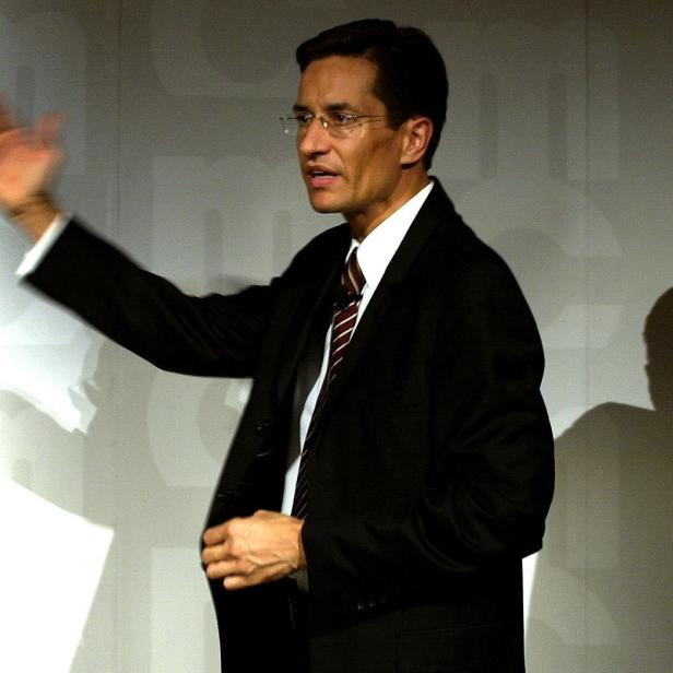 Finanzminister Karl-Heinz Grasser waehrend eines Vortrags am Mittwoch, 16. Juli 2003, im Palais Ferstel in Wien.