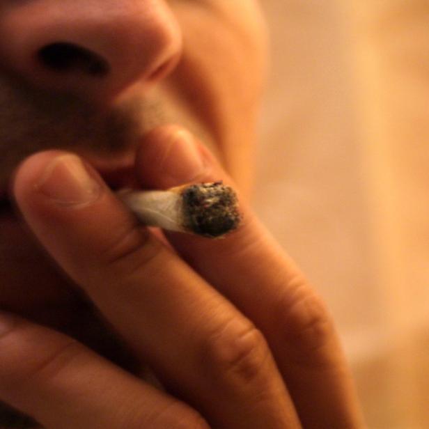 Eine Person raucht einen Joint