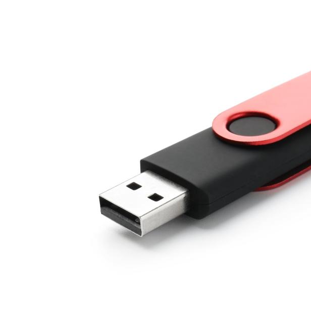 Mit USB-Sticks und geheimen, darauf gespeicherten Daten haben Investigativjournalistinnen und -journalisten heutzutage öfters zu tun.
