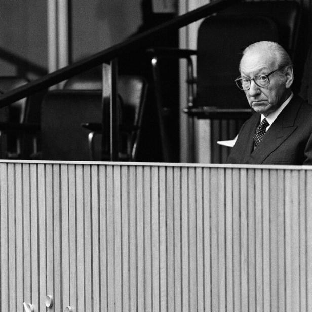 Der damalige Bundespräsident Kurt Waldheim sitzt auf der Besuchertribüne des Österreichischen Nationalrats