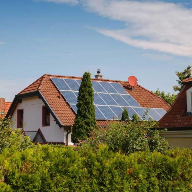 Haus mit PV-Anlage am Dach