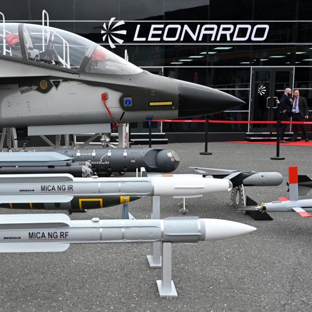 Ein Leonardo M-346 FA steht mit verschiedenen Raketen am Boden.