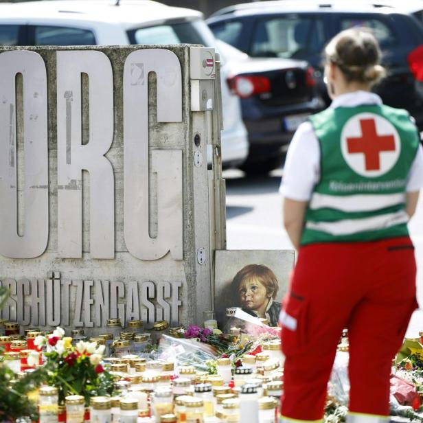 Eine Mitarbeiterin des Kriseninterventionsteams bei der Trauerstelle vor dem BORG Dreierschützengasse am Donnerstag, 12. Juni 2025, nach dem Amoklauf in der Schule in Graz mit zehn Todesopfern.
