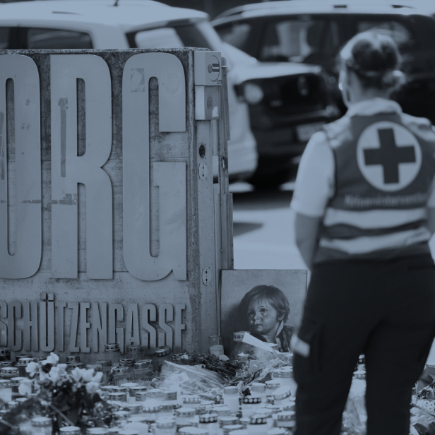 Eine Mitarbeiterin des Kriseninterventionsteams bei der Trauerstelle vor dem BORG Dreierschützengasse am Donnerstag, 12. Juni 2025, nach dem Amoklauf in der Schule in Graz mit zehn Todesopfern. - FOTO: APA/ERWIN SCHERIAU