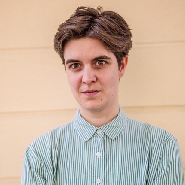 Marlene Engelhorn vor einer Wand