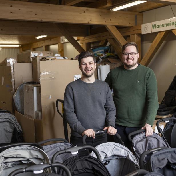 Gründer von byeagain im Lager mit Kinderwägen