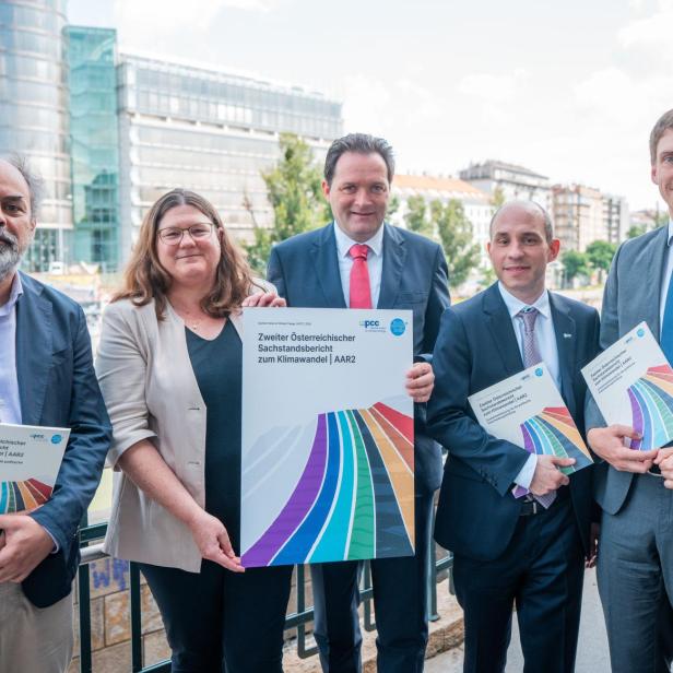 Klimaschutzminister Totschnig (Mitte) mit Autoren des Klimaberichts