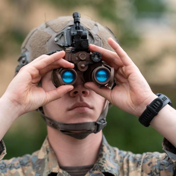 Ein Soldat schaut durch ein Nachtsichtgerät 