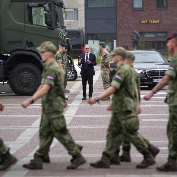 Der britische Premierminister Keir Starmer besucht ein niederländisches Ausbildungslager der Marine, das Teil der gemeinsamen amphibischen Einsatztruppe von Großbritannien und den Niederlanden ist, am Rande des zweitägigen NATO-Gipfels der Staats- und Regierungschefs in Den Haag am 24. Juni 2025.