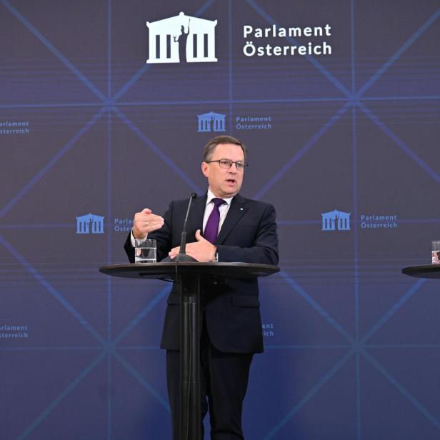 Drei Männer stehen nebeneinander. Es handelt sich um die Klubobmänner Kucher, Wöginger, Shetty