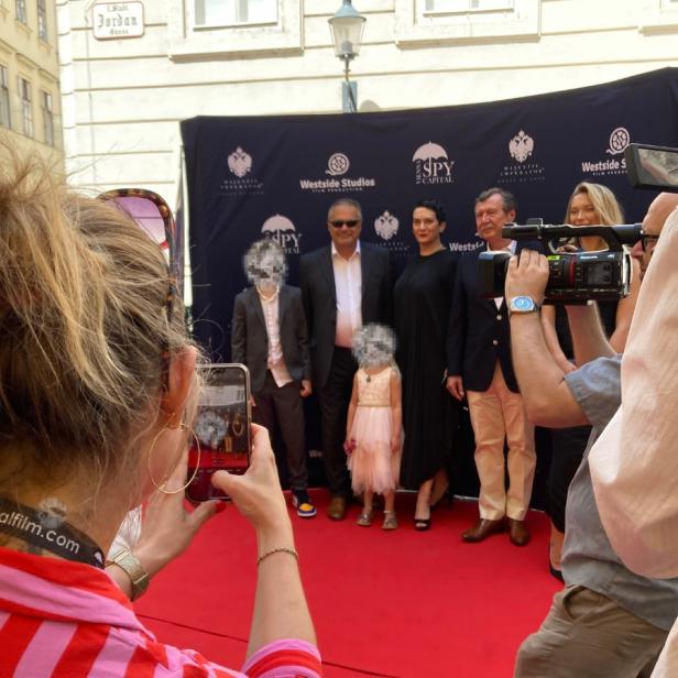 Auf dem roten Teppich vor der Filmpremiere: profil-Chefredakteurin Anna Thalhammer (mit Handy) recherchiert seit Jahren zu Egisto Ott (mit dunkler Brille).  