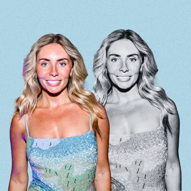 Bonnie Blue in einem blauen Kleid vor blauem Hintergrund. Sie hat blonde lange Haare und lächelt.