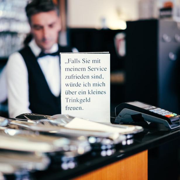 Aufsteller für Trinkgeld steht auf einer Bar