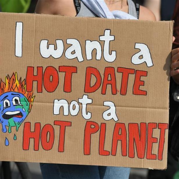 Schild bei einer Demo mit der Aufschrift "I want a hot date not a hot planet"