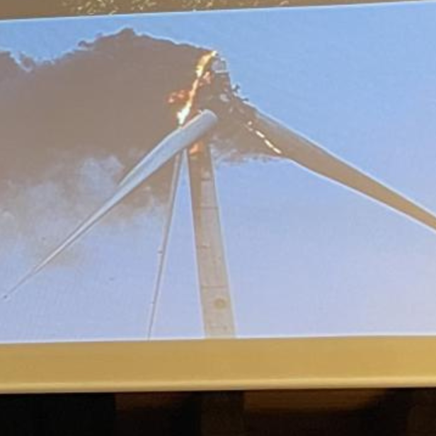 Auf dem Bild sieht man ein brennendes Windrad, das im Rahmen eines Vortrages gezeigt wurde.